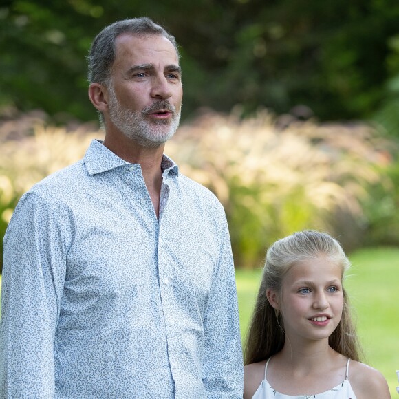 Le roi Felipe VI d'Espagne et sa fille aînée la princesse Leonor des Asturies lors de la rencontre de la famille royale avec la presse pendant ses vacances d'été au Palais de Marivent à Palma de Majorque, le 4 août 2019.