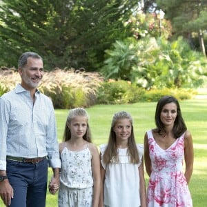 Le roi Felipe VI, la reine Letizia d'Espagne, la princesse Leonor des Asturies et l'infante Sofia ont comme tous les ans posé pour la presse dans le parc du Palais de Marivent à Palma de Majorque, le 4 août 2019.