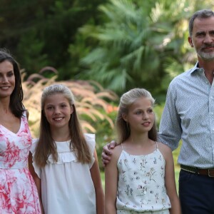 Le roi Felipe VI, la reine Letizia d'Espagne, la princesse Leonor des Asturies et l'infante Sofia ont comme tous les ans posé pour la presse dans le parc du Palais de Marivent à Palma de Majorque, le 4 août 2019.