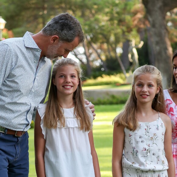 Le roi Felipe VI, la reine Letizia d'Espagne, la princesse Leonor des Asturies et l'infante Sofia ont comme tous les ans posé pour la presse dans le parc du Palais de Marivent à Palma de Majorque, le 4 août 2019.