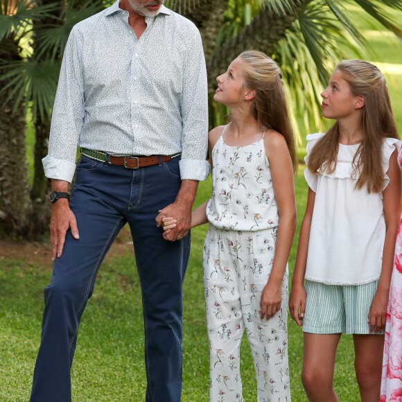 Le roi Felipe VI, la reine Letizia d'Espagne, la princesse Leonor des Asturies et l'infante Sofia ont comme tous les ans posé pour la presse dans le parc du Palais de Marivent à Palma de Majorque, le 4 août 2019.