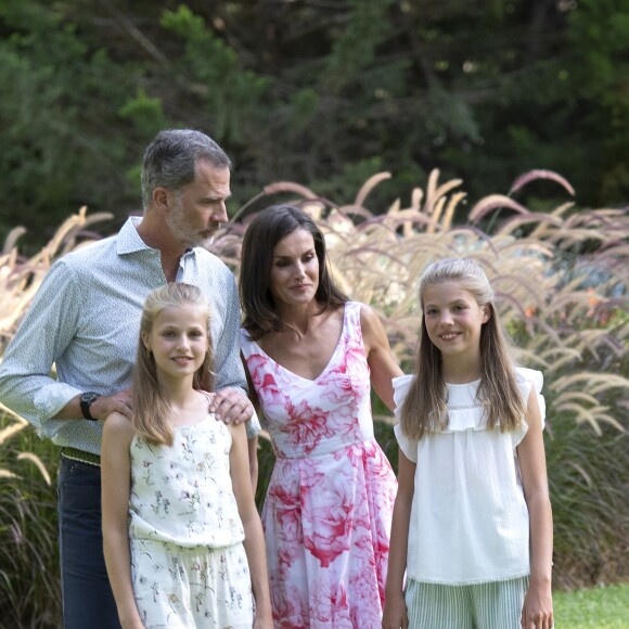 Le roi Felipe VI, la reine Letizia d'Espagne, la princesse Leonor des Asturies et l'infante Sofia ont comme tous les ans posé pour la presse dans le parc du Palais de Marivent à Palma de Majorque, le 4 août 2019.