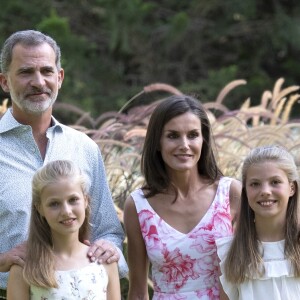 Le roi Felipe VI, la reine Letizia d'Espagne, la princesse Leonor des Asturies et l'infante Sofia ont comme tous les ans posé pour la presse dans le parc du Palais de Marivent à Palma de Majorque, le 4 août 2019.