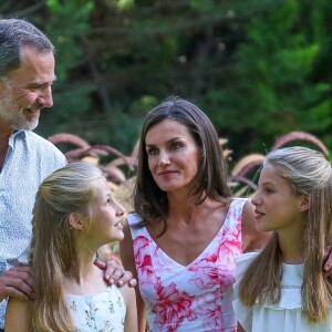 Le roi Felipe VI, la reine Letizia d'Espagne, la princesse Leonor des Asturies et l'infante Sofia ont comme tous les ans posé pour la presse dans le parc du Palais de Marivent à Palma de Majorque, le 4 août 2019.