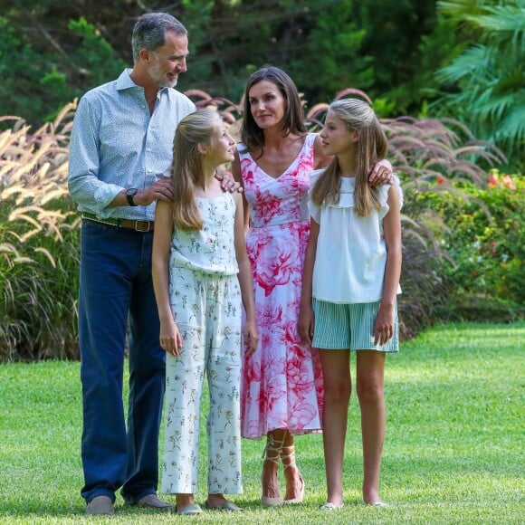 Le roi Felipe VI, la reine Letizia d'Espagne, la princesse Leonor des Asturies et l'infante Sofia ont comme tous les ans posé pour la presse dans le parc du Palais de Marivent à Palma de Majorque, le 4 août 2019.