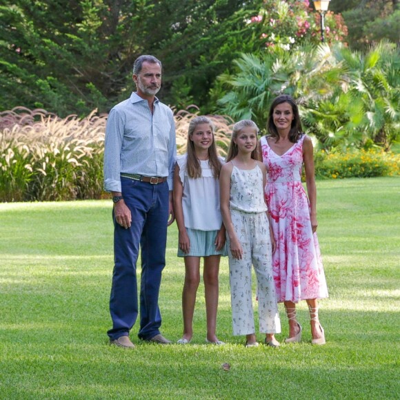 Le roi Felipe VI, la reine Letizia d'Espagne, la princesse Leonor des Asturies et l'infante Sofia ont comme tous les ans posé pour la presse dans le parc du Palais de Marivent à Palma de Majorque, le 4 août 2019.