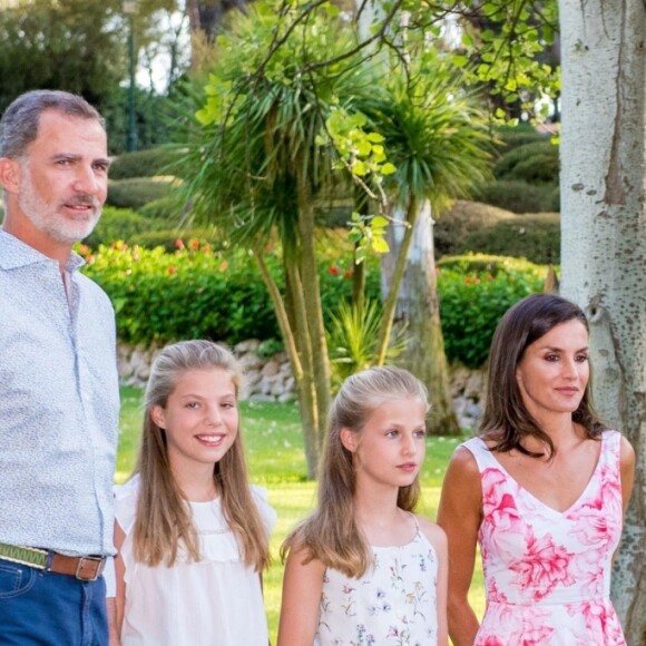 Le roi Felipe VI, la reine Letizia d'Espagne, la princesse Leonor des Asturies et l'infante Sofia ont comme tous les ans posé pour la presse dans le parc du Palais de Marivent à Palma de Majorque, le 4 août 2019.