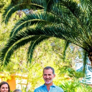 Le roi Felipe VI, la reine Letizia d'Espagne, la princesse Leonor des Asturies et l'infante Sofia ont comme tous les ans posé pour la presse dans le parc du Palais de Marivent à Palma de Majorque, le 4 août 2019.