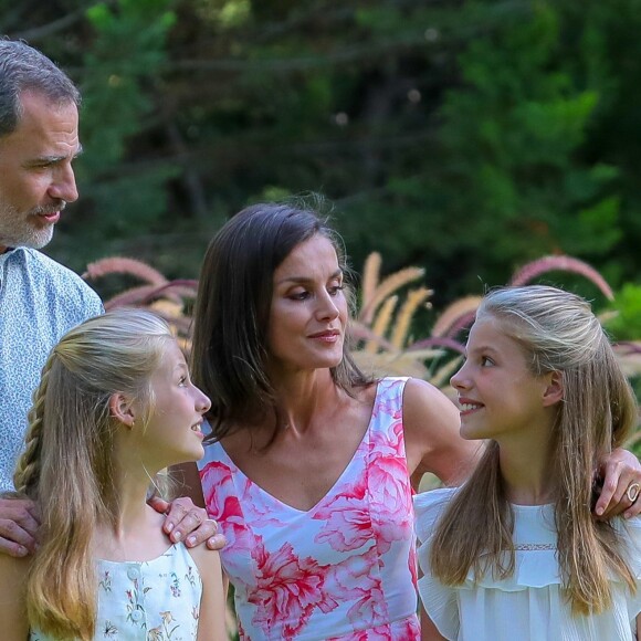 Le roi Felipe VI, la reine Letizia d'Espagne, la princesse Leonor des Asturies et l'infante Sofia ont comme tous les ans posé pour la presse dans le parc du Palais de Marivent à Palma de Majorque, le 4 août 2019.