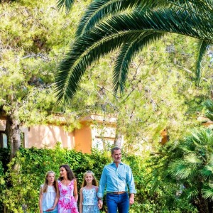 Le roi Felipe VI, la reine Letizia d'Espagne, la princesse Leonor des Asturies et l'infante Sofia ont comme tous les ans posé pour la presse dans le parc du Palais de Marivent à Palma de Majorque, le 4 août 2019.