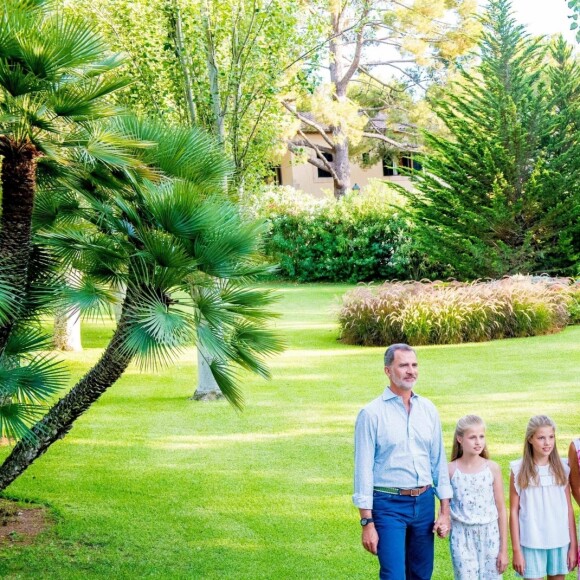 Le roi Felipe VI, la reine Letizia d'Espagne, la princesse Leonor des Asturies et l'infante Sofia ont comme tous les ans posé pour la presse dans le parc du Palais de Marivent à Palma de Majorque, le 4 août 2019.