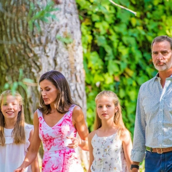 Le roi Felipe VI, la reine Letizia d'Espagne, la princesse Leonor des Asturies et l'infante Sofia ont comme tous les ans posé pour la presse dans le parc du Palais de Marivent à Palma de Majorque, le 4 août 2019.