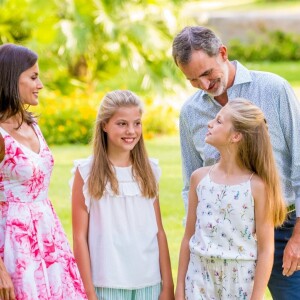 Le roi Felipe VI, la reine Letizia d'Espagne, la princesse Leonor des Asturies et l'infante Sofia ont comme tous les ans posé pour la presse dans le parc du Palais de Marivent à Palma de Majorque, le 4 août 2019.