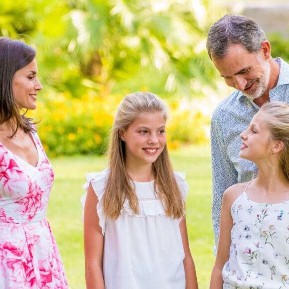 Le roi Felipe VI, la reine Letizia d'Espagne, la princesse Leonor des Asturies et l'infante Sofia ont comme tous les ans posé pour la presse dans le parc du Palais de Marivent à Palma de Majorque, le 4 août 2019.