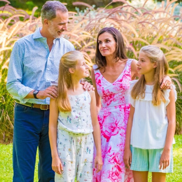 Le roi Felipe VI, la reine Letizia d'Espagne, la princesse Leonor des Asturies et l'infante Sofia ont comme tous les ans posé pour la presse dans le parc du Palais de Marivent à Palma de Majorque, le 4 août 2019.