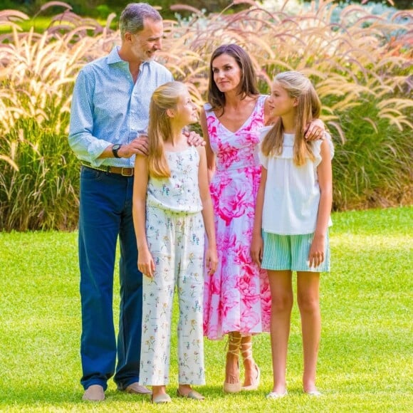 Le roi Felipe VI, la reine Letizia d'Espagne, la princesse Leonor des Asturies et l'infante Sofia ont comme tous les ans posé pour la presse dans le parc du Palais de Marivent à Palma de Majorque, le 4 août 2019.