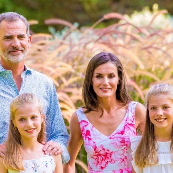 Le roi Felipe VI, la reine Letizia d'Espagne, la princesse Leonor des Asturies et l'infante Sofia ont comme tous les ans posé pour la presse dans le parc du Palais de Marivent à Palma de Majorque, le 4 août 2019.