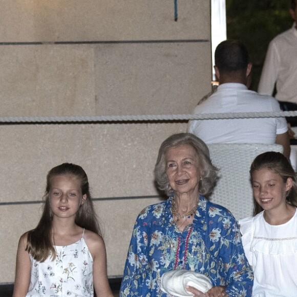 Le roi Felipe VI d'Espagne, la reine Letizia, la princesse Leonor des Asturies, l'infante Sofia et la reine Sofia sont allés dîner au restaurant "Ola de Mar" à Palma de Majorque, le 4 août 2019.