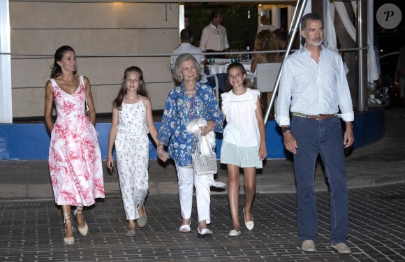 Le roi Felipe VI d'Espagne, la reine Letizia, la princesse Leonor des Asturies, l'infante Sofia et la reine Sofia sont allés dîner au restaurant "Ola de Mar" à Palma de Majorque, le 4 août 2019.