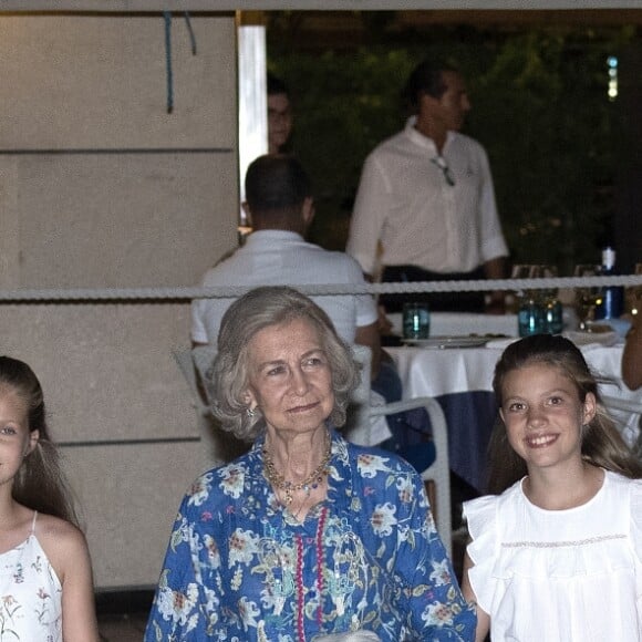 Le roi Felipe VI d'Espagne, la reine Letizia, la princesse Leonor des Asturies, l'infante Sofia et la reine Sofia sont allés dîner au restaurant "Ola de Mar" à Palma de Majorque, le 4 août 2019.