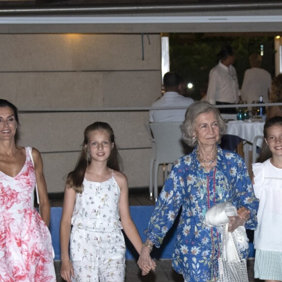 Le roi Felipe VI d'Espagne, la reine Letizia, la princesse Leonor des Asturies, l'infante Sofia et la reine Sofia sont allés dîner au restaurant "Ola de Mar" à Palma de Majorque, le 4 août 2019.