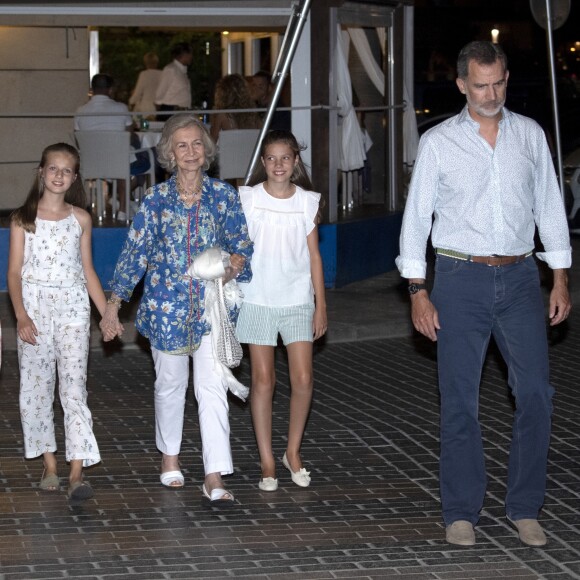 Le roi Felipe VI d'Espagne, la reine Letizia, la princesse Leonor des Asturies, l'infante Sofia et la reine Sofia sont allés dîner au restaurant "Ola de Mar" à Palma de Majorque, le 4 août 2019.