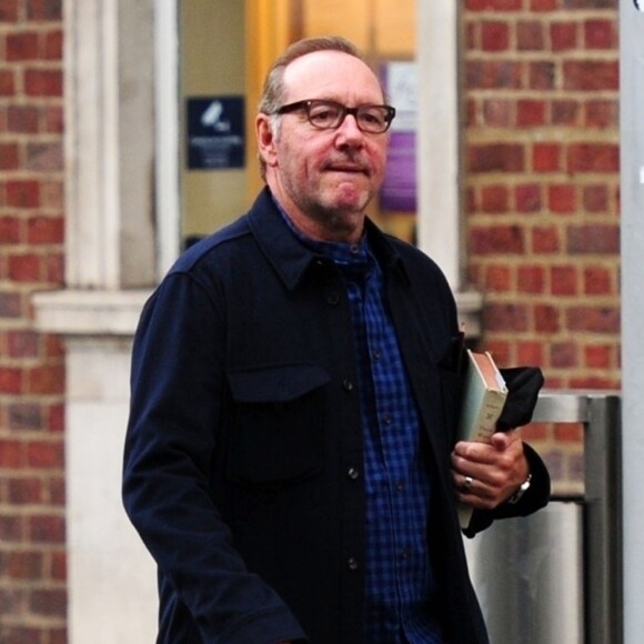 Exclusif - L'acteur américain Kevin Spacey quitte le restaurant Beaufort House à Chelsea, un livre à la main. L'homme qui l'accusait d'agression sexuelle a retiré sa plainte, l'acteur a également reçu le soutien de Judi Dench. Londres, le 9 juillet 2019.