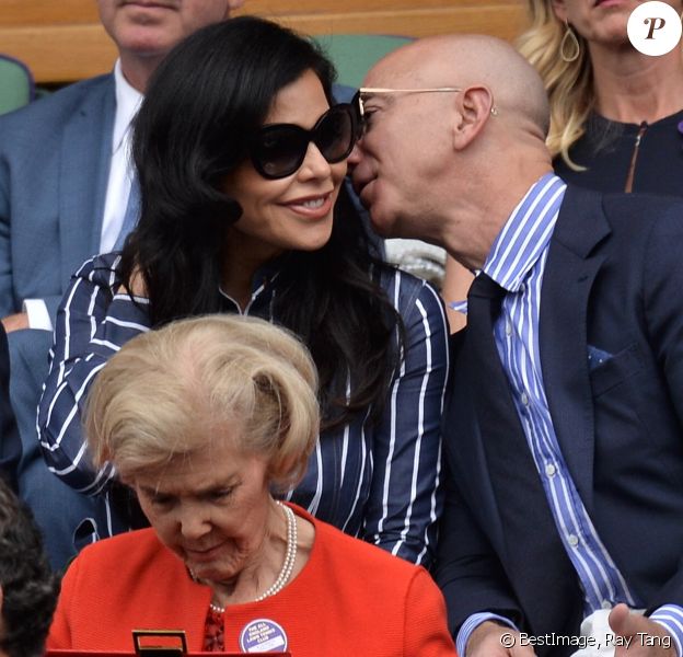 Jeff Bezos et sa compagne Lauren Sanchez assistent à la finale homme du tournoi de Wimbledon "Novak Djokovic - Roger Federer (7/6 - 1/6 - 7/6 - 4/6 - 13/12)" à Londres. Catherine (Kate) Middleton, duchesse de Cambridge, est venue remettre les trophées aux joueurs. Londres, le 14 juillet 2019. © Ray Tang/London News Pictures via Zuma Press/Bestimage
