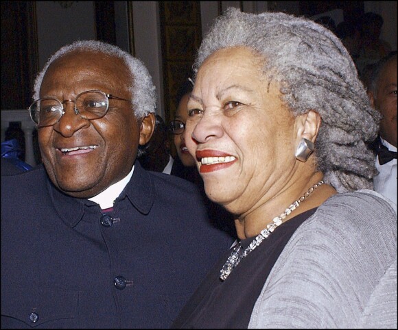 Toni Morrison avec Desmond Tutu lors d'un dîner de bienfaisance en 2003 à New York.