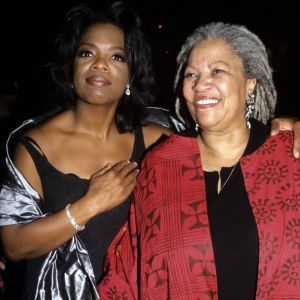 Oprah Winfrey et Toni Morrison lors de la première du film Beloved à New York le 8 octobre 1998.