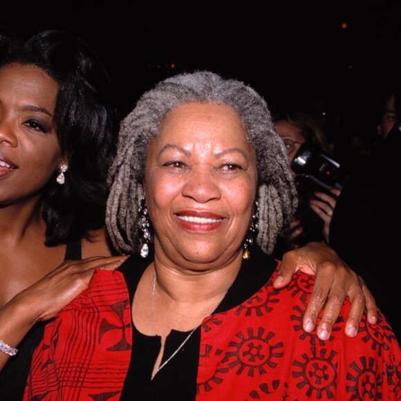 Oprah Winfrey et Toni Morrison lors de la première du film Beloved à New York le 8 octobre 1998.