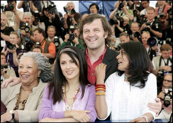 Toni Morrison (2e en partant de la gauche) avec Agnès Varda, Nandita Das, Salma Hayek et Emir Kusturica au sein du jury du 58e Festival de Cannes en 2005.