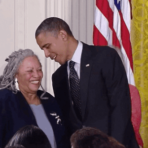 Barack Obama remettait en 2012 la médaille de la Liberté à l'écrivain Toni Morrison.