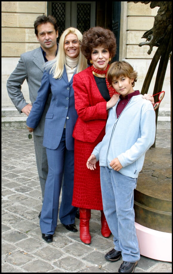 Gina Lollobrigida avec son fils Milko Škofič Jr., la compagne de ce dernier et son petit-fils Dimitri au vernissage de son exposition de sculptures a l'Hôtel de la Monnaie à Paris, le 9 octobre 2003.