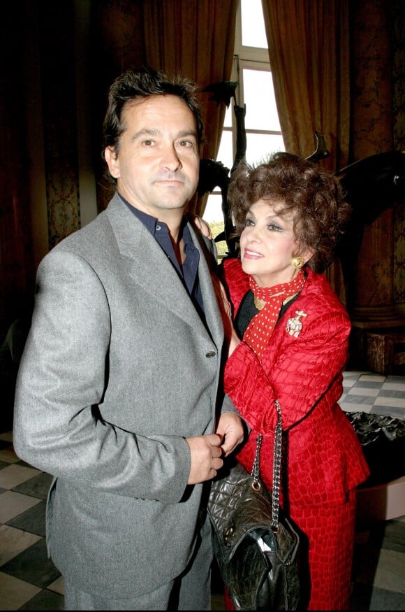 Gina Lollobrigida avec son fils Milko Škofič Jr. à Paris pour son exposition de sculptures a l'Hôtel de la Monnaie, le 9 octobre 2003.