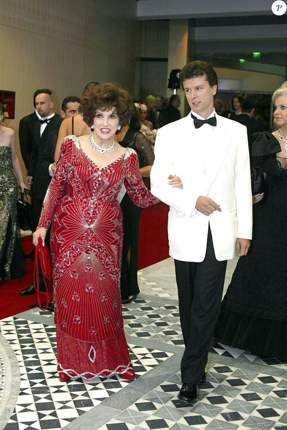 Gina Lollobrigida, accompagnée de son amant Javier Rigau ...