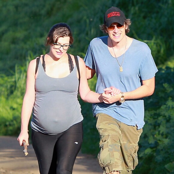 Exclusif - Milla Jovovich très enceinte fait de la randonnée avec son mari Paul W.S Anderson et leurs chiens à Los Angeles, le 24 mars 2015.