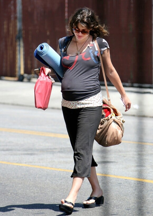 Milla Jovovich, enceinte à Los Angeles. Juin 2007.