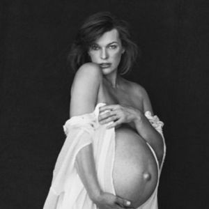 Milla Jovovich, enceinte et photographiée par Peter Lindbergh. Mai 2015.