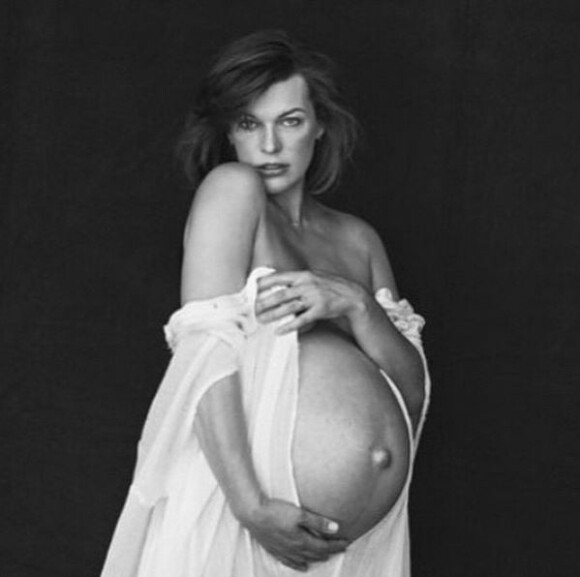 Milla Jovovich, enceinte et photographiée par Peter Lindbergh. Mai 2015.
