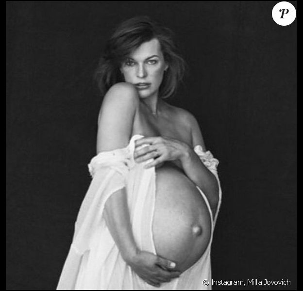 Milla Jovovich, enceinte et photographiée par Peter Lindbergh. Mai 2015.