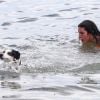 Bella Thorne se baigne avec son chien sur la plage de Miami. Bella ressors de l'eau, le corps égratigné par les griffures de son chien. Le 7 août 2019.