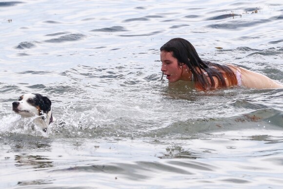Bella Thorne se baigne avec son chien sur la plage de Miami. Bella ressors de l'eau, le corps égratigné par les griffures de son chien. Le 7 août 2019.