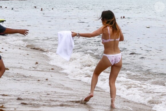 Bella Thorne se baigne avec son chien sur la plage de Miami. Bella ressors de l'eau, le corps égratigné par les griffures de son chien. Le 7 août 2019.