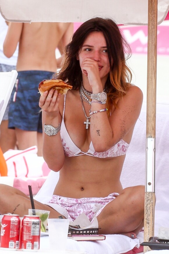 Bella Thorne se baigne avec son chien sur la plage de Miami. Bella ressors de l'eau, le corps égratigné par les griffures de son chien. Le 7 août 2019.