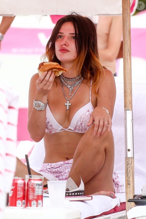 Bella Thorne se baigne avec son chien sur la plage de Miami. Bella ressors de l'eau, le corps égratigné par les griffures de son chien. Le 7 août 2019.
