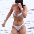 Bella Thorne se baigne avec son chien sur la plage de Miami. Bella ressors de l'eau, le corps égratigné par les griffures de son chien. Le 7 août 2019.