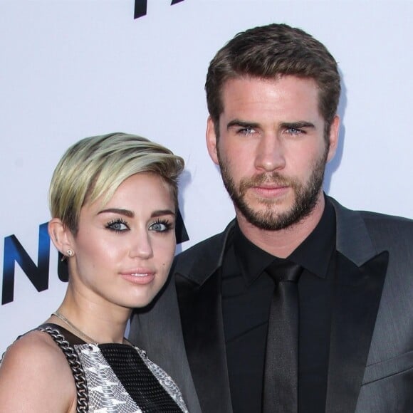 Miley Cyrus et Liam Hemsworth lors de la première du film "Paranoia" à Los Angeles. Le 8 août 2013 Suite aux incidents de forêts qui ont frappés la côte ouest des Etats-Unis ces derniers jours, bien qu'ayant eux aussi perdu leur maison, le couple a fait une donation de 500 000 dollars à la fondation "The Malibu" pour "les personnes dans le besoin, l'aide d'urgence, la reconstruction de la communauté, la prévention des incendies de forêt et la résilience au changement climatique".