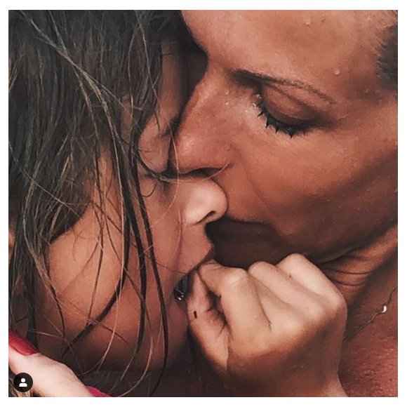 Rare photo de Rebecca Hampton et de sa fille Éléa. Photo postée durant l'été 2019.