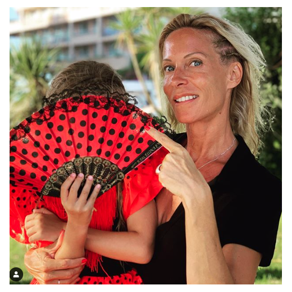 Rare photo de Rebecca Hampton et de sa fille Éléa. Photo postée durant l'été 2019.